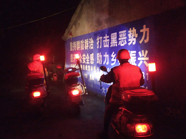 圖為大墅鎮(zhèn)開(kāi)展夜間巡邏，保障轄區(qū)群眾生命財(cái)產(chǎn)安全.JPG