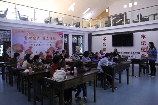 童心敬老 愛在重陽. 用切實的行動、溫暖的語言傳遞對長輩的敬愛.JPG