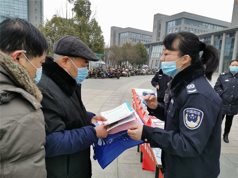 法治禮包送工友  依法維權(quán)度新春1_副本.jpg