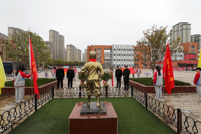第四中學祭掃該校烈士邰燕勝 (1).jpg