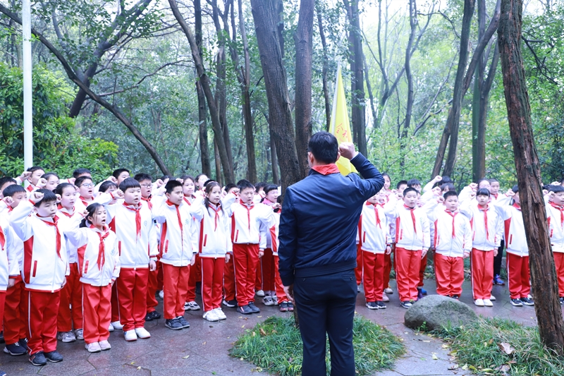 第二實驗小學祭掃王楓烈士墓 (3).JPG